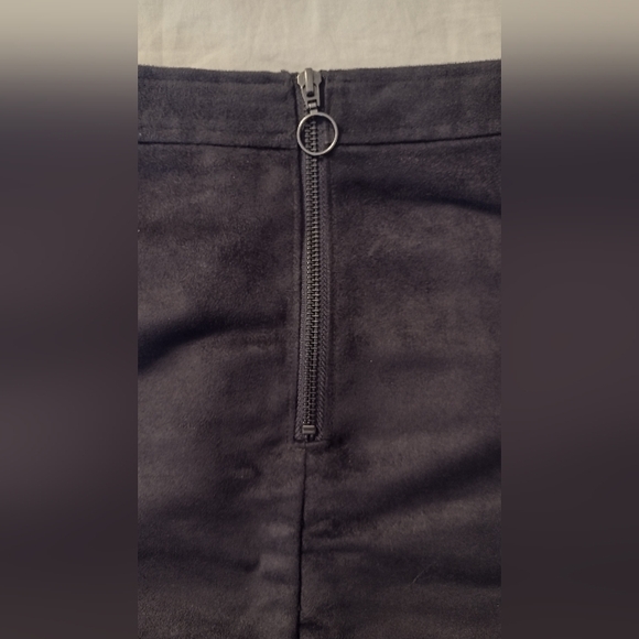 Old Navy Women's Size 2, Black Faux Suede Skirt - Picture 3 of 3